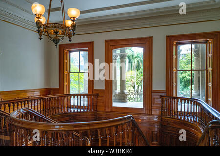 Honolulu, Hawaii - 5 mai 2019 : Royal Iolani Palace, le jardin vu depuis les fenêtres de l'hôtel de 2e Banque D'Images