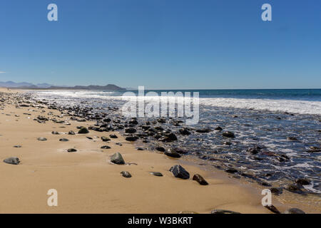 Immense plage de sable à la côte pacifique du Mexique près de Todos Santos en Basse Californie Banque D'Images