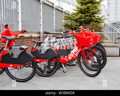 NEW YORK, USA - 14 décembre 2018 : saut de vélos vélos électriques dans la ville de New York. Saut est lectric vélos et scooters sur demande Banque D'Images