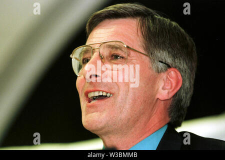 Rod Richards politicien conservateur photographié à un débat à Swansea le 19 avril 1999. Rod Richards est mort le 13 juillet 2019 Banque D'Images