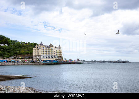 Grand hôtel à l'embarcadère de Conwy Llandudno North Wales UK Banque D'Images