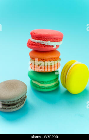 Close-up shot de macarons colorés en position différente Banque D'Images