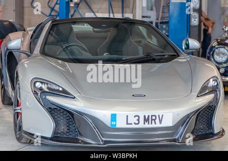 McLaren sportscar en atelier à Autofest, Winchester Auto Barn, Sutton Scotney, Hampshire, Royaume-Uni Banque D'Images