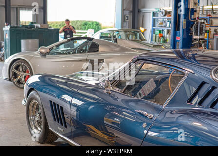 Ferrari et McLaren en atelier classique à Autofest, Winchester Auto Barn, Sutton Scotney, Hampshire, Royaume-Uni Banque D'Images