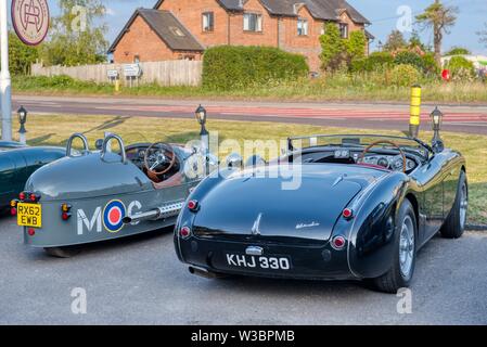 Morgan à trois roues et Austin Healey 100M à Autofest, Winchester Auto Barn, Sutton Scotney, Hampshire, Royaume-Uni Banque D'Images