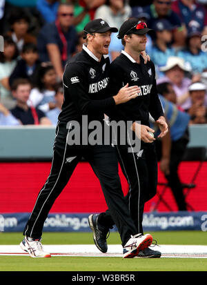 New Zealand's Lockie Ferguson (à droite) célèbre avec Martin Guptill (à gauche) après la capture de l'Angleterre par Eoin Morgan du une balle par James Neesham durant la finale de la Coupe du Monde de CIC à Lord's, Londres. Banque D'Images