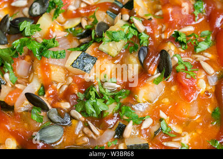 Sauce végétalienne avec légumes et graines de citrouille Banque D'Images