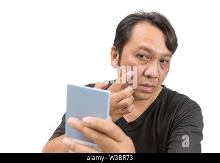 Homme asiatique d'âge moyen l'application de crème sur le visage avec le mélasma ou défaut et taches brunes de la peau ou de produit de beauté. concept. Banque D'Images