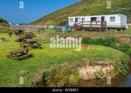 Les visiteurs apprécient les rafraîchissements proposés à la 'Rustic  Thé Jardin' au Northcott bouche plage près de Bude en Cornouailles du Nord. Banque D'Images