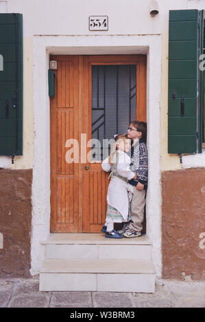 Enfants à Burano, un village de pêcheurs pittoresque de maisons colorées, fruits de mer frais et belle dentelle. Banque D'Images