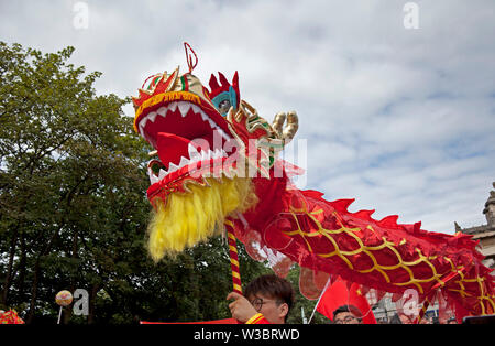 Edinburgh, Scotland, UK.14 juillet 2019. Carnaval 2019 Festival d'Édimbourg. Plus de 800 artistes ont participé à la parade colorée du haut de la butte jusqu'à Princes Street et dans les jardins de Princes Street à l'Ouest pour continuer l'ambiance de fête avec musique et danse pour divertir les foules qui ont assisté et doublé les rues. Banque D'Images