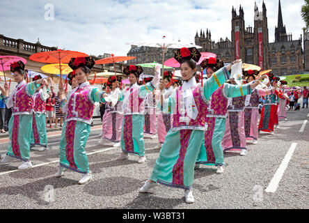 Edinburgh, Scotland, UK.14 juillet 2019. Carnaval 2019 Festival d'Édimbourg. Plus de 800 artistes ont participé à la parade colorée du haut de la butte jusqu'à Princes Street et dans les jardins de Princes Street à l'Ouest pour continuer l'ambiance de fête avec musique et danse pour divertir les foules qui ont assisté et doublé les rues. Banque D'Images