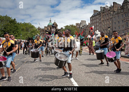 Edinburgh, Scotland, UK.14 juillet 2019. Carnaval 2019 Festival d'Édimbourg. Plus de 800 artistes ont participé à la parade colorée du haut de la butte jusqu'à Princes Street et dans les jardins de Princes Street à l'Ouest pour continuer l'ambiance de fête avec musique et danse pour divertir les foules qui ont assisté et doublé les rues. Banque D'Images