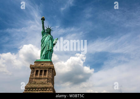 Statue de la liberté sur Liberty Island libre avec ciel bleu à New York Ville Manhattan - Image Banque D'Images