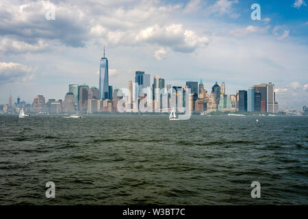 Skyline et immeubles de bureaux modernes de Manhattan vu de l'autre côté de la rivière Hudson. - Image Banque D'Images