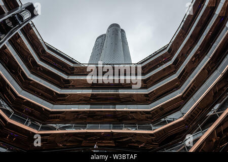 Architecture bâtiment moderne en colimaçon du navire est l'élément central de l'Hudson Yards à New York - Image Banque D'Images