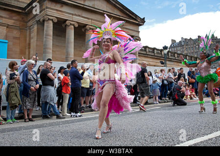 Edinburgh, Scotland, UK.14 juillet 2019. Carnaval 2019 Festival d'Édimbourg. Plus de 800 artistes ont participé à la parade colorée du haut de la butte jusqu'à Princes Street et dans les jardins de Princes Street à l'Ouest pour continuer l'ambiance de fête avec musique et danse pour divertir les foules qui ont assisté et doublé les rues. Banque D'Images