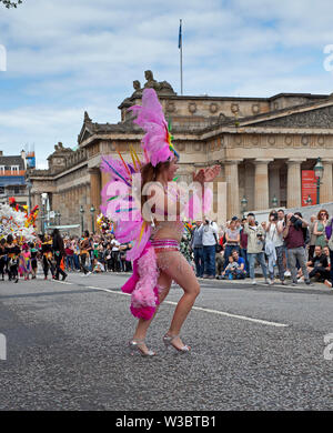 Edinburgh, Scotland, UK.14 juillet 2019. Carnaval 2019 Festival d'Édimbourg. Plus de 800 artistes ont participé à la parade colorée du haut de la butte jusqu'à Princes Street et dans les jardins de Princes Street à l'Ouest pour continuer l'ambiance de fête avec musique et danse pour divertir les foules qui ont assisté et doublé les rues. Banque D'Images