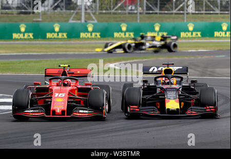 Ferrari's Charles Leclerc (à gauche) et Red Bull's Max Verstappen pendant le Grand Prix de Grande-Bretagne à Silverstone, Towcester. Banque D'Images