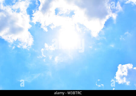 Ciel ensoleillée avec des nuages. Banque D'Images