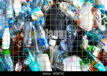 Moscou, Russie - le 14 juillet 2019 : LA POLLUTION plastique dans la rue. Les bouteilles en plastique sale, d'emballage et les sacs sur un poubelle. La pollution des océans, le plastique en wat Banque D'Images