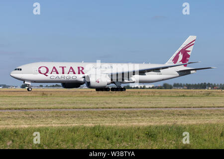 Le Qatar cargo Boeing 777F avec l'inscription A7-BFO sur prendre décollage sur la piste 36L (Polderbaan) de l'aéroport de Schiphol. Banque D'Images