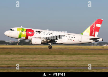 TAP Air Portugal Airbus A319-100 d'enregistrement avec CS-TTE, décoller la piste 36L (Polderbaan) de l'aéroport de Schiphol. Banque D'Images