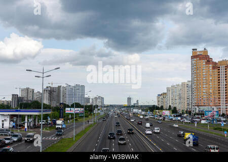 Kiev, Ukraine - le 22 mai 2019 : vue de la route de Boryspil dans la ville de Kiev, dans le quartier un jour de pluie Pozniaki Banque D'Images