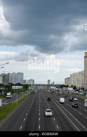 Kiev, Ukraine - le 22 mai 2019 : vue de la route de Boryspil dans la ville de Kiev, dans le quartier un jour de pluie Pozniaki Banque D'Images