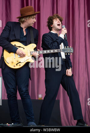 The Kooks effectuer sur la scène principale pour l'TRNSMT Festival à Glasgow Green, en Écosse. Banque D'Images