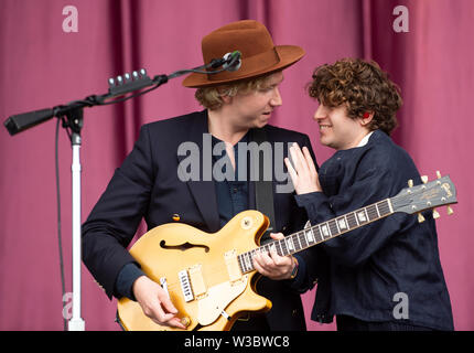 The Kooks effectuer sur la scène principale pour l'TRNSMT Festival à Glasgow Green, en Écosse. Banque D'Images