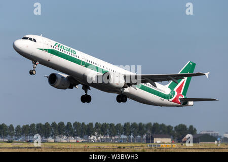 Alitalia Airbus A321-100 italien avec l'inscription I-BIXS décollant la piste 36L (Polderbaan) de l'aéroport de Schiphol. Banque D'Images