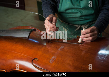 Le maître luthier construit une contrebasse dans son atelier Banque D'Images