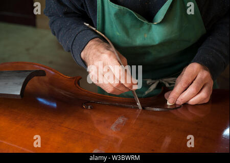 Le maître luthier construit une contrebasse dans son atelier Banque D'Images