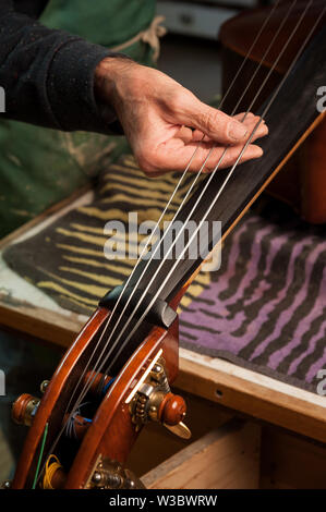 Le maître luthier construit une contrebasse dans son atelier Banque D'Images