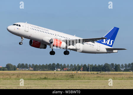 Scandinaves SAS Airlines Airbus A320-200 avec l'inscription OY-KAT, décoller la piste 36L (Polderbaan) de l'aéroport de Schiphol. Banque D'Images