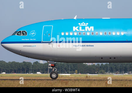 Dutch KLM Airbus A330-300 de PH d'enregistrement-AKA sur prendre décollage sur la piste 36L (Polderbaan) de l'aéroport de Schiphol. Banque D'Images