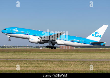 Dutch KLM Boeing 777-200 avec l'inscription PH-BQD décollant la piste 36L (Polderbaan) de l'aéroport de Schiphol. Banque D'Images