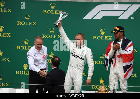 Silverstone, UK. 14 juillet 2019. FIA F1 Grand Prix de Grande-Bretagne, la Journée de la course ; Mercedes AMG Petronas Motorsport, Valtteri Bottas prend 2e trophée placé : Action Crédit Plus Sport Images/Alamy Live News Banque D'Images
