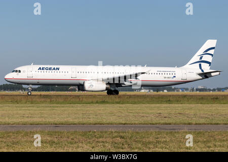 Le Grec Aegean Airlines Airlines Airbus A321-200 avec enregistrement SX-DGT sur prendre décollage sur la piste 36L (Polderbaan) de l'aéroport de Schiphol. Banque D'Images