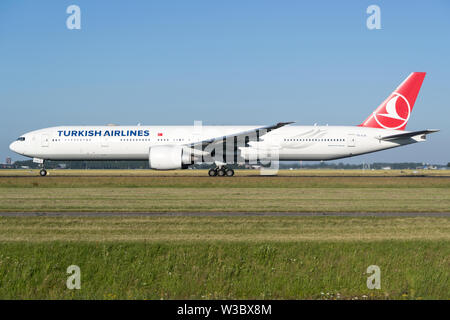 Turkish Airlines Boeing 777-300 avec TC-inscription à la juridiction constitutionnelle sur prendre décollage sur la piste 36L (Polderbaan) de l'aéroport de Schiphol. Banque D'Images