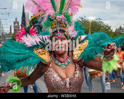14 Juillet 2019 Edinburgh - Edinburgh Festival Défilé - 700 Interprètes : Musique, danse, cirque acrobates, des marionnettes du monde entier. Banque D'Images