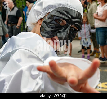 14 Juillet 2019 Edinburgh - Edinburgh Festival Défilé - 700 Interprètes : Musique, danse, cirque acrobates, des marionnettes du monde entier. Banque D'Images