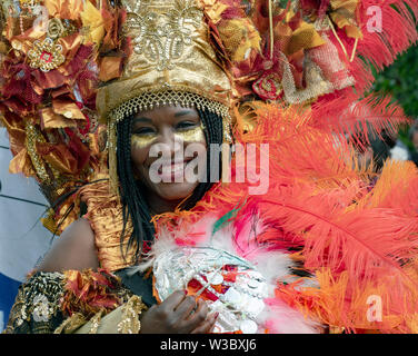 14 Juillet 2019 Edinburgh - Edinburgh Festival Défilé - 700 Interprètes : Musique, danse, cirque acrobates, des marionnettes du monde entier. Banque D'Images