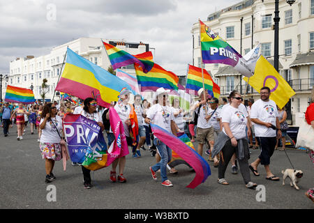 WORTHING, Royaume-Uni - 13 juillet 2019 : Les gens célèbrent Gay Pride Parade événement dans ville balnéaire de Worthing Banque D'Images