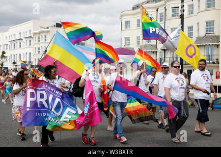 WORTHING, Royaume-Uni - 13 juillet 2019 : Les gens célèbrent Gay Pride Parade événement dans ville balnéaire de Worthing Banque D'Images