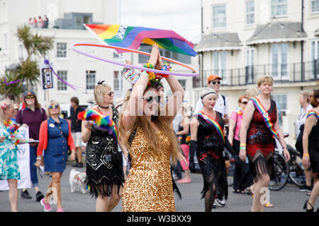 WORTHING, Royaume-Uni - 13 juillet 2019 : Les gens célèbrent Gay Pride Parade événement dans ville balnéaire de Worthing Banque D'Images