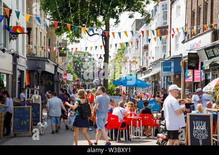 WORTHING, Royaume-Uni - Juillet 13, 2019 : aux personnes bénéficiant d'une journée dans la ville décorée pour Gay Pride Parade Banque D'Images