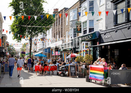 WORTHING, Royaume-Uni - Juillet 13, 2019 : aux personnes bénéficiant d'une journée dans la ville décorée pour Gay Pride Parade Banque D'Images