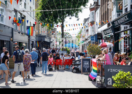 WORTHING, Royaume-Uni - Juillet 13, 2019 : aux personnes bénéficiant d'une journée dans la ville décorée pour Gay Pride Parade Banque D'Images